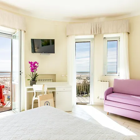 Hotell Lungomare 3*